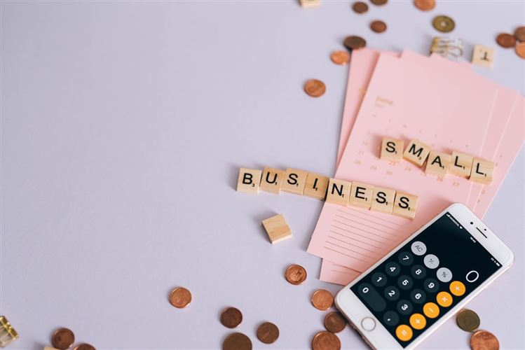 Miniräknare och klossar med texten Small business ska symbolisera resultatbudget.