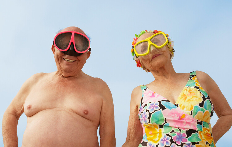 Äldre par på strand